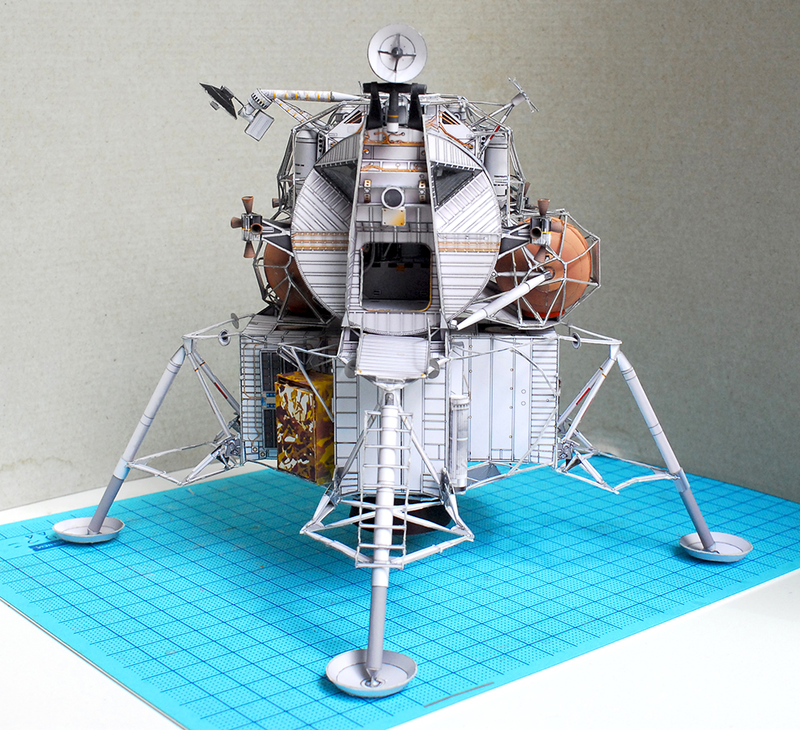Illustration for article titled Japanese craftsman creates perfect sci-fi ship replicas using just paper